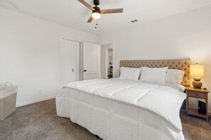 2 bedrooms, desk, iron/ironing board, WiFi - Pet Paradise with Spacious Private Yard (Dallas)