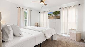 2 bedrooms, desk, iron/ironing board, WiFi