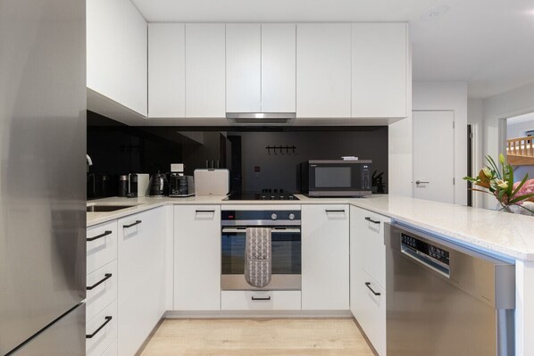 Kühlschrank, Mikrowelle, Ofen, Herdplatte