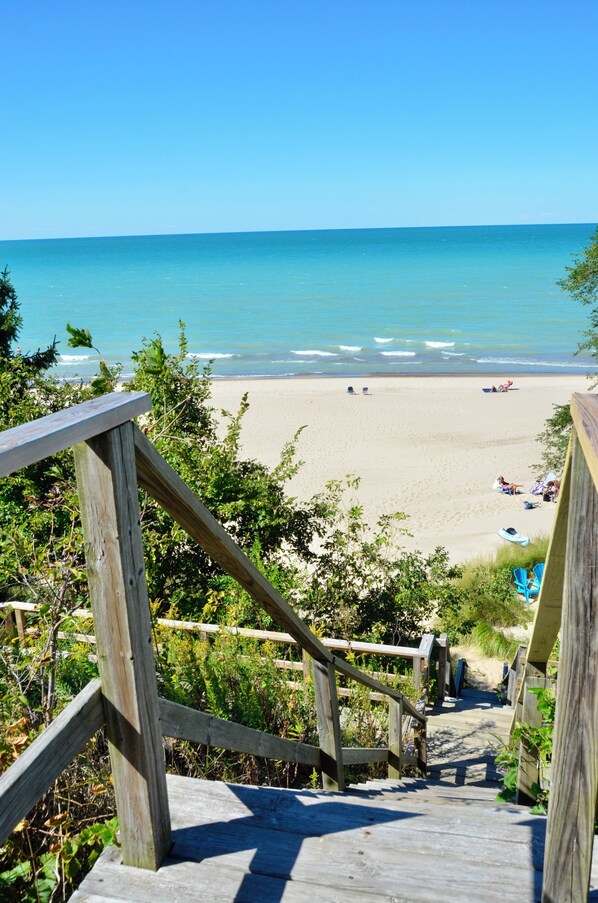 On the beach, sun-loungers, beach towels - Cabin 53 steps from Porter Beach on Lake Michigan: Family & Pet-Friendly (Porter)