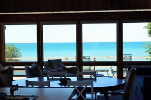 Dining - Cabin 53 steps from Porter Beach on Lake Michigan: Family & Pet-Friendly (Porter)