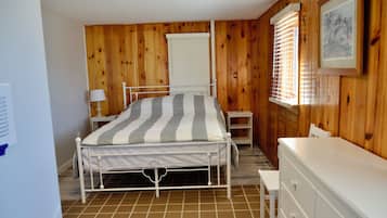 2 dormitorios, caja fuerte, escritorio y tabla de planchar con plancha