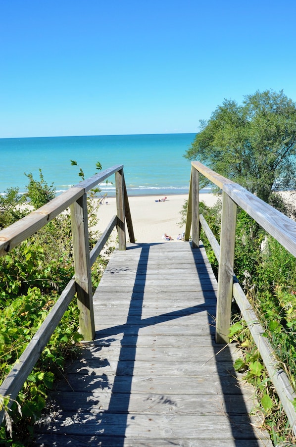 Plage, chaises longues, serviettes de plage