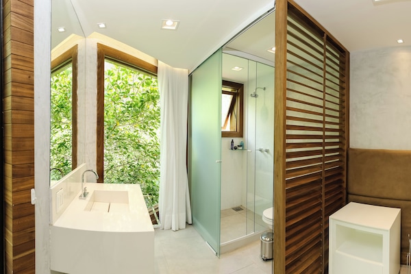 1 hálószoba, prémium ágynemű, kényelmi párnázat és egyedi dekoráció