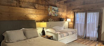 5 BR Log Cabin - Hot Tub - Pond Fishing - 2 Acres-Covered Deck - Firepit - Chattanooga -Pets Welcome