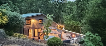 1 mile to TN RiverPlace-Log Cabin-Hot Tub-Pond Fishing-2 Acres-Covered Deck-Firepit-Chattanooga
