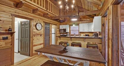 5 BR Log Cabin - Hot Tub - Pond Fishing - 2 Acres-Covered Deck - Firepit - Chattanooga -Pets Welcome