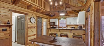 5 BR Log Cabin - Hot Tub - Pond Fishing - 2 Acres-Covered Deck - Firepit - Chattanooga -Pets Welcome