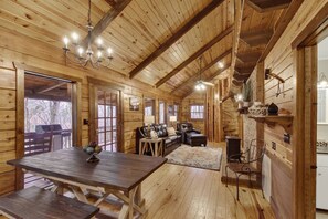 Dining - 5 BR Log Cabin - Hot Tub - Pond Fishing - 2 Acres-Covered Deck - Firepit - Chattanooga -Pets Welcome (Chattanooga)