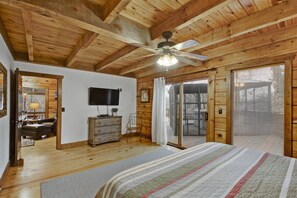 5 bedrooms, iron/ironing board, WiFi - 5 BR Log Cabin - Hot Tub - Pond Fishing - 2 Acres-Covered Deck - Firepit - Chattanooga -Pets Welcome (Chattanooga)