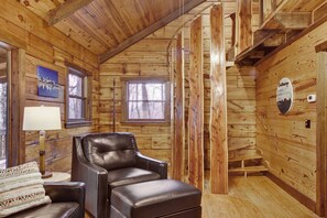 Interior - 5 BR Log Cabin - Hot Tub - Pond Fishing - 2 Acres-Covered Deck - Firepit - Chattanooga -Pets Welcome (Chattanooga)