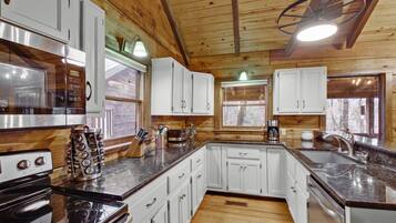 冰箱、微波炉、烤箱、炉灶