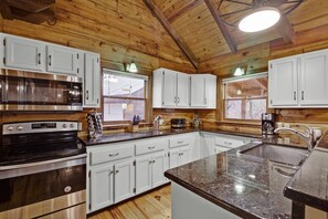 Fridge, microwave, oven, stovetop - 5 BR Log Cabin - Hot Tub - Pond Fishing - 2 Acres-Covered Deck - Firepit - Chattanooga -Pets Welcome (Chattanooga)