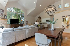 TV, fireplace, stereo