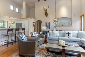 Fernseher, Kamin, Stereoanlage