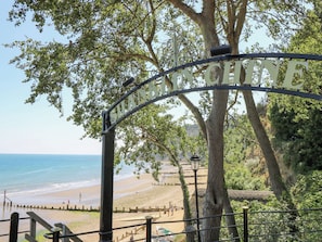 A beach with a sign reading "SHANKENBACHITE" and a view of the ocean. - 7 Hope Road (Shanklin)