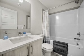 Haartrockner, Handtücher, Seife, Toilettenpapier