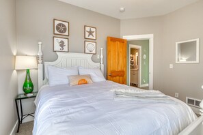 3 bedrooms, desk, iron/ironing board, travel crib