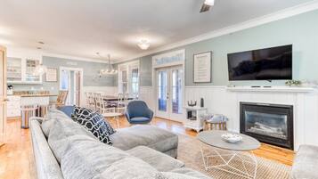 Een smart-tv, een open haard, videogames en tafelvoetbal