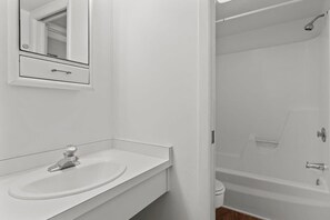 Bathtub, hair dryer, towels - Comfy Waterfront Condo at Tennisplace with Pool (Sanibel)