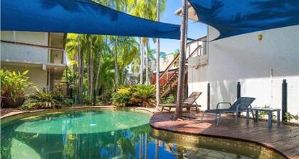 Larger Room In Parap, saltwater pool, close to markets, Great coffee, Central.