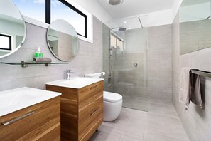 Badewanne, Haartrockner, Handtücher