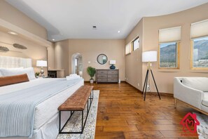 5 habitaciones, escritorio y tabla de planchar con plancha
