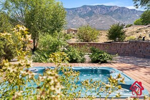 Outdoor spa tub - Elena's Sandia Sanctuary - An Irvie Home (Albuquerque)