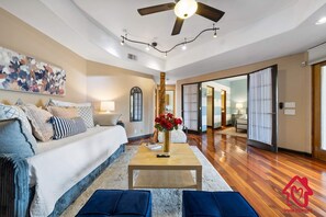 TV, fireplace, books, offices - Elena's Sandia Sanctuary - An Irvie Home (Albuquerque)