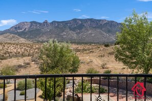 Property grounds - Elena's Sandia Sanctuary - An Irvie Home (Albuquerque)