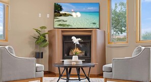 Televisión, chimenea, libros y oficina 