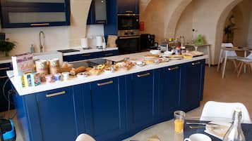 Petit déjeuner buffet (7.5 EUR par personne)