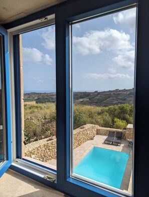 Chambre Familiale, 1 grand lit et 1 canapé-lit, vue mer, en bord de piscine | Vue depuis le balcon