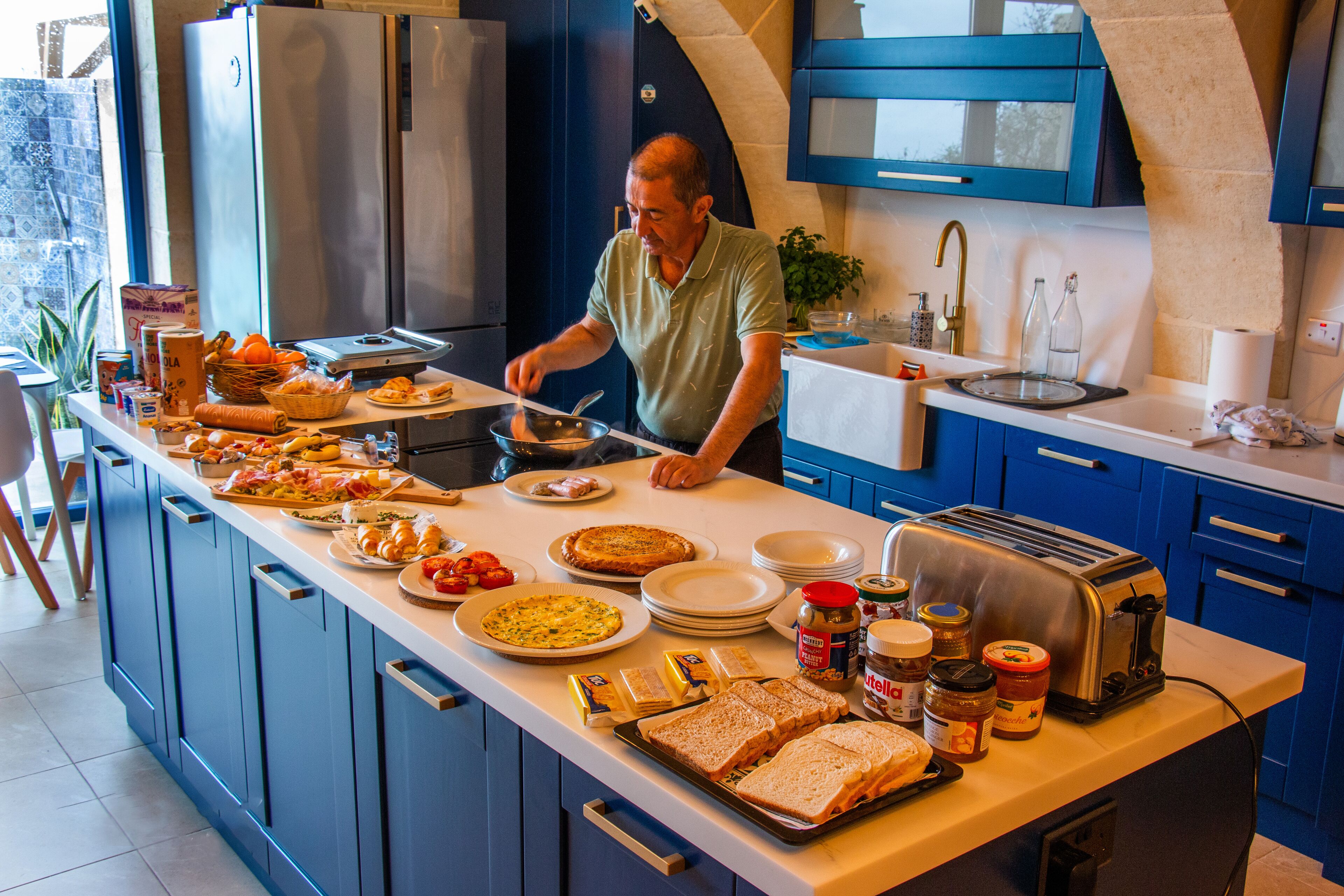 Daily buffet breakfast (EUR 7.5 per person)