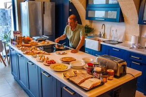 Desayuno buffet diario (EUR 7.5 por persona)