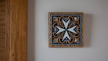 Una pieza decorativa de pared con diseño geométrico, enmarcada en dorado.