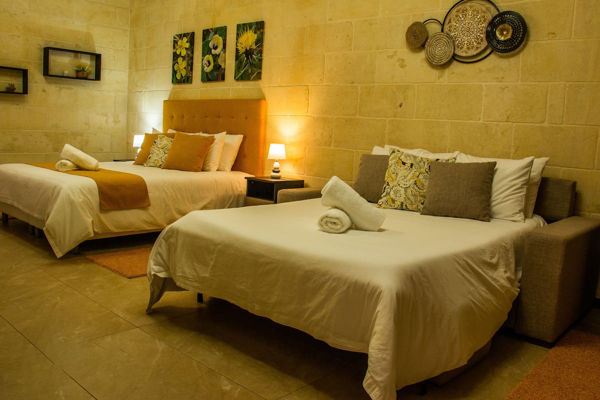 Chambre Familiale, 1 grand lit et 1 canapé-lit, vue mer, en bord de piscine