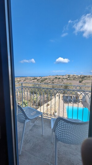 Chambre Design, 1 grand lit, vue mer, en bord de piscine | Vue depuis le balcon