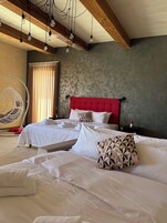 1 habitación, decoración personalizada, muebles diferentes y escritorio 