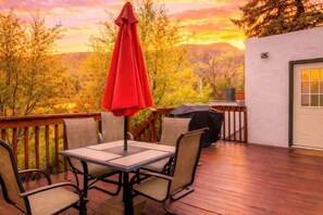 Outdoor dining - Perfect location, close to the Incline and everything that Manitou has to offer. (Manitou Springs)