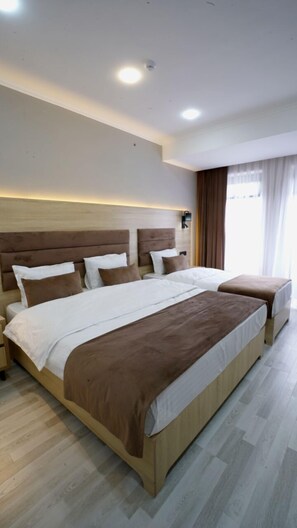 Kamar Triple Keluarga | Seprai premium, meja kerja, ruang kerja ramah laptop, dan Wi-Fi gratis