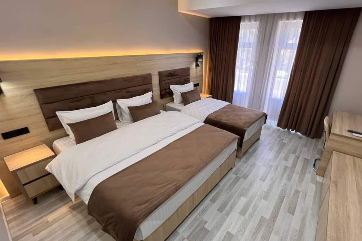 Tripla familiare | Biancheria da letto di alta qualità, una scrivania, postazione laptop