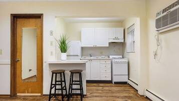 Refrigerador, microondas, parrilla de estufa y cafetera y tetera