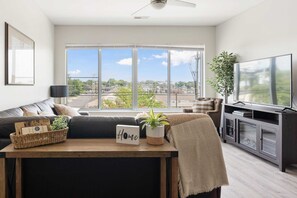 TV, offices - Cozy 2-Bed Unit in Grandview (Columbus)