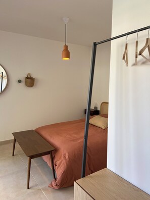2 bedrooms, iron/ironing board, bed sheets