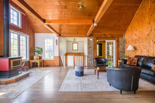 Le Rocher St-Joseph – Lakefront Chalet with Spa, Pool & Game Room