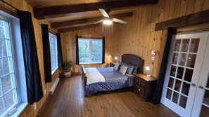 4 chambres, fer et planche à repasser, lit de bébé portatif