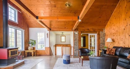 Le Rocher St-Joseph – Lakefront Chalet with Spa, Pool & Game Room