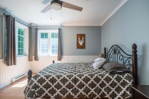 4 bedrooms, iron/ironing board, travel crib, free WiFi - Le Rocher St-Joseph Lakefront Chalet with Spa, (Saint-Adolphe-d`Howard)