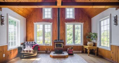 Le Rocher St-Joseph Lakefront Chalet with Spa,